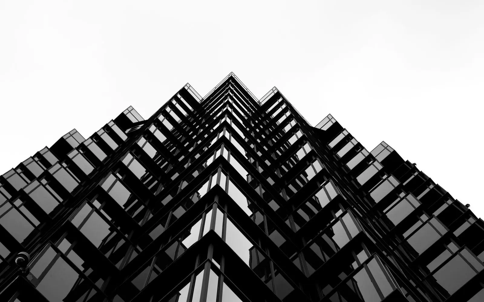 Fachada en zigzag hacia el cielo
